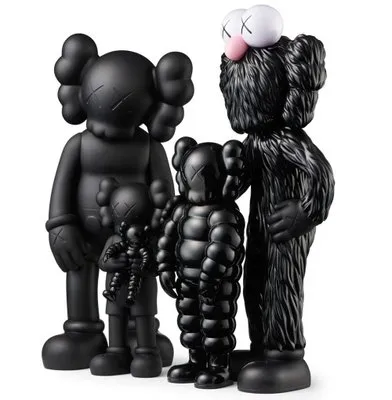 kaws-figurines-de-famille-version-noire-2021-vinyle-peint-2.webp